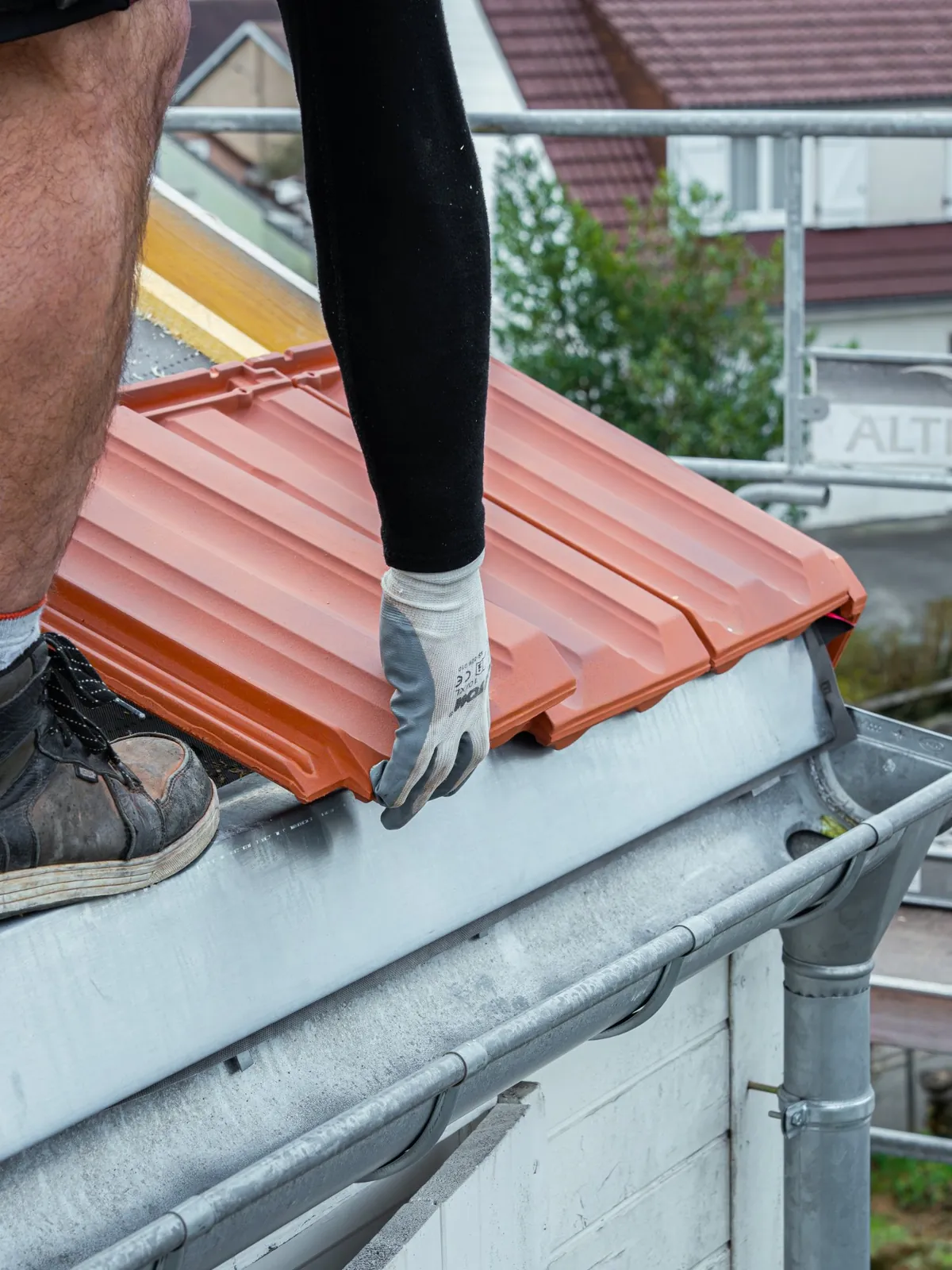 Équipe MS Couverture en intervention sur un chantier de toiture à Montbéliard