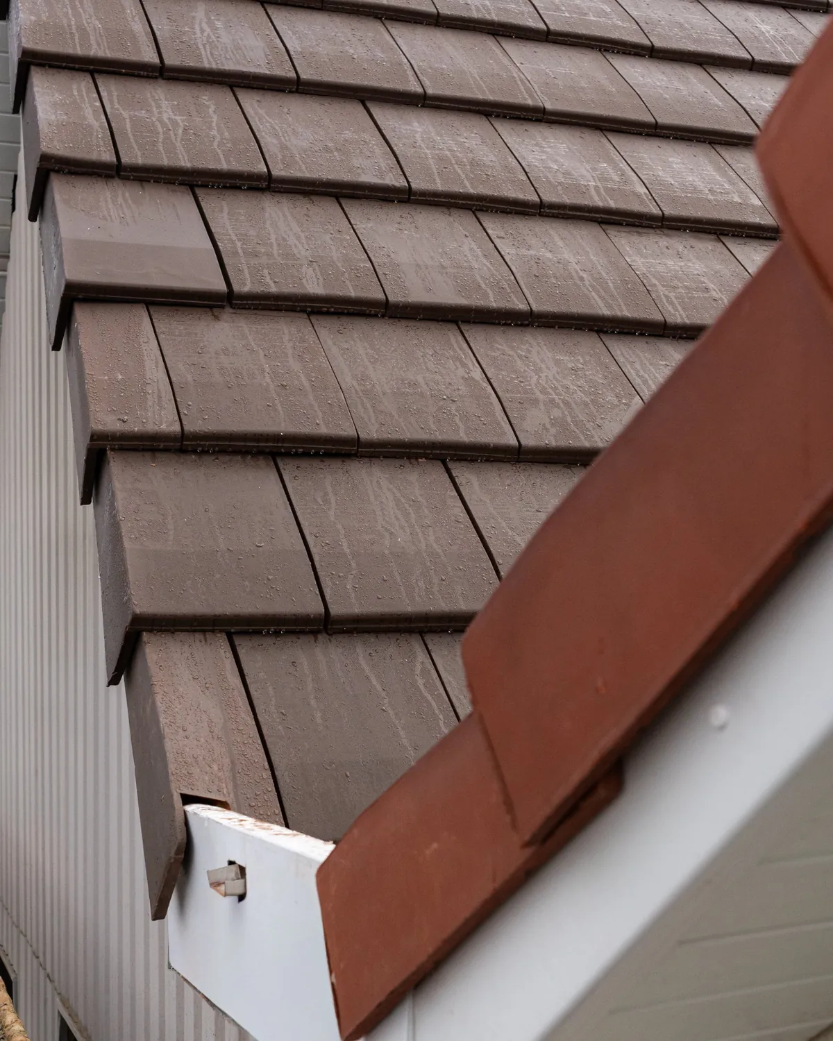 Détail finitions arêtiers et tuiles neuves - MS Couverture Montbéliard